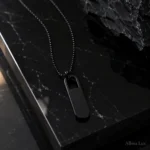 گردنبند مردانه مشکی مدل پلاک مستطیلی برش‌خورده مینیمال - تصویر 5