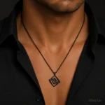 گردنبند مردانه مشکی مدل پلاک هندسی مارپیچ مربعی