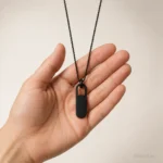 گردنبند مردانه مشکی مدل پلاک مستطیلی برش‌خورده مینیمال - تصویر 2