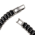 دستبند تنیسی نگین مشکی باگت Black Baguette روی مچ دست