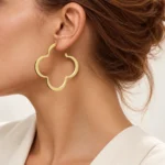گوشواره حلقه‌ای زنانه طرح شبدر چهارپر طلایی مدل هندسی