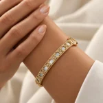 بنگل زنانه طلایی طرح دیور (Dior) مدل مشبک با حک برند