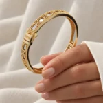 بنگل زنانه طلایی طرح دیور (Dior) مدل مشبک با حک برند - تصویر 2