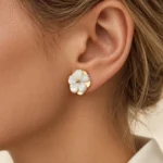 گوشواره میخی زنانه طرح گل بابونه صدفی با پایه استیل طلایی