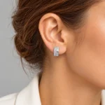 گوشواره میخی زنانه آبکاری نقره طرح هلال پهن نگین‌دار مدل کژوال